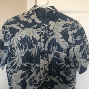 Blue Hawaiian short sleeve button up.
